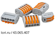 Соединители проводов без пайки на белом фоне. Push-wire connector  on white background. Стоковое фото, фотограф Татьяна Д / Фотобанк Лори