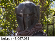 Фанат в костюме героя из саги Звездные войны (Star Wars) во время празднования Дня Star Wars 4 мая в городе Москве, Россия (2024 год). Редакционное фото, фотограф Николай Винокуров / Фотобанк Лори