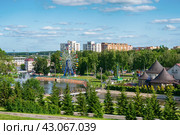 Saransk, Mordovia, Russia - June 5, 2023. City view of the park named after. Pushkin, the Saranka River and the Park Hotel. Редакционное фото, фотограф Оксана Медведева / Фотобанк Лори