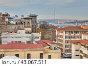 Hobyar or Sirkeci quarters, Istanbul Male Lyceum in upper left corner, and Golden Horn Bridge, Fatih, Eminonu district. (2020 год). Редакционное фото, фотограф Владимир Григорьев / Фотобанк Лори