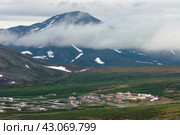 Гудым (Анадырь-1), Чукотка, Россия - 30 июня 2007 года. Заброшенная арктическая ядерная военная база Гудым в тундре среди гор. Военная база Гудым, с сопутствующим военным городком, была построена во время Холодной войны к началу 1960-х годов. Заброшена в 1990-е годы. Строения на территории заброшенной базы были снесены в 2018 году. Редакционное фото, фотограф Андрей Степанов / Фотобанк Лори