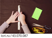 Female hands are chalking on cloth. Стоковое фото, фотограф Chudakov_Ivan / Фотобанк Лори