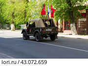 Старый армейский вездеход ГАЗ-69 используется как экскурсионный автомобиль. Волгоград, Центральный район, Россия. (2022 год). Редакционное фото, фотограф Андрей Цыганков / Фотобанк Лори