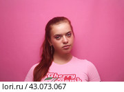 Красивая девушка на розовом фоне в студии. Стоковое фото, фотограф Земскова Елена / Фотобанк Лори