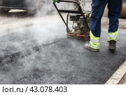 Asphalt rammer. laying the road surface. Стоковое фото, фотограф Радомир Тарасов / Фотобанк Лори