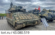 Выставка трофейной военной техники на Поклонной горе в г. Москве. Боевая машина пехоты М2А2 (2024 год). Редакционное фото, фотограф Анатолий Володин / Фотобанк Лори
