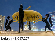 Скульптура "Сибирские просторы", Новосибирск, Сибирь, Россия. Четыре чёрных соболя поддерживают золотистую полусферу, стилизованную под купол Оперного театра, символизируют единство исторического прошлого, настоящего и будущего Новосибирска. Редакционное фото, фотограф Андрей Степанов / Фотобанк Лори