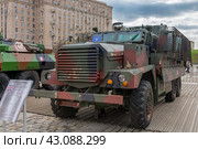 Трофейный защищенный автомобиль Mastiff (великобритания), Выставка трофейного вооружения и военной техники, захваченной российскими военными в ходе спецоперации. Парк Победы на Поклонной горе, Москва (2024 год). Редакционное фото, фотограф Pukhov K / Фотобанк Лори
