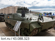 Трофейная боевая машина пехоты Marder 1А3  (германия). Выставка трофейного вооружения и военной техники, захваченной российскими военными в ходе спецоперации. Парк Победы на Поклонной горе, Москва (2024 год). Редакционное фото, фотограф Pukhov K / Фотобанк Лори