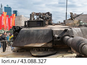 Захваченный американский танк Abrams М1А1. Выставка трофейного вооружения и военной техники, захваченной российскими военными в ходе спецоперации. Парк Победы на Поклонной горе, Москва (2024 год). Редакционное фото, фотограф Pukhov K / Фотобанк Лори