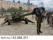 Трофейная гаубица М777 (сша), Выставка трофейного вооружения и военной техники, захваченной российскими военными в ходе спецоперации. Парк Победы на Поклонной горе, Москва (2024 год). Редакционное фото, фотограф Pukhov K / Фотобанк Лори