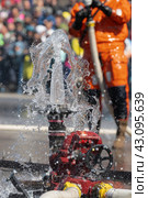 Close-up view of fire hydrant and fire hoses and stream of water gushing upward from faucet (2019 год). Редакционное фото, фотограф А. А. Пирагис / Фотобанк Лори