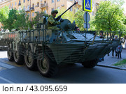 Модернизированный бронетранспортёр БТР-82М, подготовка к параду Победы. Волгоград, улица Мира, Россия. (2024 год). Редакционное фото, фотограф Андрей Цыганков / Фотобанк Лори