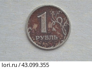 Российский металлический рубль. Грязная и ржавая поцарапанная монета, серый фон. Стоковое фото, фотограф александр афанасьев / Фотобанк Лори