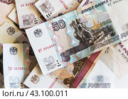 Российские бумажные деньги номиналом десять, пятьдесят и сто рублей крупным планом. Russian rubles. Стоковое фото, фотограф Лариса Гордеева / Фотобанк Лори