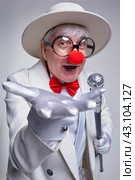 An elderly clown in a white robe and hat with a cane. The gloved hand is extended forward. Стоковое фото, фотограф Сергей Пристяжнюк (Serg Zastavkin) / Фотобанк Лори