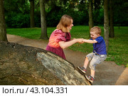 Woman and child 3 years old boy play outside. Стоковое фото, фотограф Владимир Григорьев / Фотобанк Лори