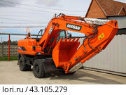 Экскаватор Doosan южнокорейского производства. Дорожно-строительная техника (2011 год). Редакционное фото, фотограф Дорощенко Элла / Фотобанк Лори