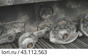 Tracks and shafts of a damaged Tank m1a1 Abrams (2024 год). Редакционное видео, видеограф Потийко Сергей / Фотобанк Лори