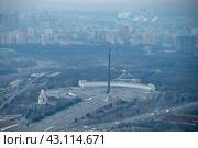 Россия. Москва. Вечерний вид на город со смотровой площадки "Выше только любовь"  комплекса "Москва-Сити". Поклонная гора в сумерках (2022 год). Редакционное фото, фотограф Литвяк Игорь / Фотобанк Лори