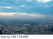 Россия. Москва. Вечерний вид на город со смотровой площадки "Выше только любовь"  комплекса "Москва-Сити". Поклонная гора (2022 год). Редакционное фото, фотограф Литвяк Игорь / Фотобанк Лори