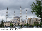 Бишкек, Кыргызстан - 26 апреля 2024 года: Центральная мечеть Имама Сарахси в столице Кыргызстана Бишкеке. Редакционное фото, фотограф Galina Oleksenko / Фотобанк Лори