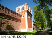 Moscow, Russia, May 3, 2024, Donskoy Monastery and Donskoye Cemetery in Moscow. Редакционное фото, фотограф Александр Поташев / Фотобанк Лори
