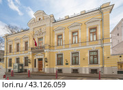 Городская усадьба Г.А.Каратаевой - И.В.Морозова в Леонтьевском  переулке в Москве (2024 год). Редакционное фото, фотограф Владимир Чинин / Фотобанк Лори