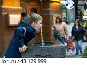Армения. Ереван. Ребенок пьет воду из питьевого фонтанчика. Armenia. Yerevan. A child drinks water from a drinking fountain. Стоковое фото, фотограф Алексей Смышляев / Фотобанк Лори
