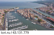 Drone view of the administrative center of the city of Martigues, located on the Mediterranean coast, in the south-east of France. Стоковое видео, видеограф Яков Филимонов / Фотобанк Лори