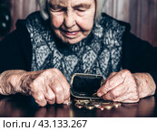 Portrait of an old woman counting money. The concept of old age, poverty, austerity. Стоковое фото, фотограф Matej Kastelic / Фотобанк Лори