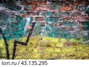 Текстура винтажной старинной кладки из красного кирпича, покрытого желтой и бирюзовой краской крупным планом. Старая кирпичная стена, фон/Texture of a dilapidated brick wall. Стоковое фото, фотограф Iva Noel / Фотобанк Лори