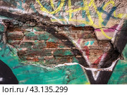 Текстура винтажной старинной кладки из красного кирпича с бирюзовой краской крупным планом. Старая кирпичная стена, фон// Texture of a dilapidated brick wall. Стоковое фото, фотограф Iva Noel / Фотобанк Лори