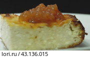 A piece of cottage cheese casserole with apple jam on a white plate in close-up. Стоковое видео, видеограф Ярославский Максим / Фотобанк Лори