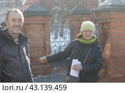 Балашихинские фотографы Владимир Штыриков и Нина Мартьянова у Третьяковской галереи (2024 год). Редакционное фото, фотограф Дмитрий Неумоин / Фотобанк Лори