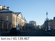 Москва вечерний солнечный свет на улице Новослободская (2024 год). Редакционное фото, фотограф Дмитрий Неумоин / Фотобанк Лори