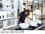 Man looking to buy new bathroom sink in harware store. Стоковое фото, фотограф Яков Филимонов / Фотобанк Лори