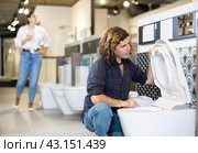 Man looking to buy new toilet in harware store. Стоковое фото, фотограф Яков Филимонов / Фотобанк Лори