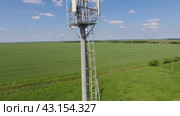 Cellular tower. Equipment for relaying cellular and mobile signal. Стоковое видео, видеограф Леонид Еремейчук / Фотобанк Лори