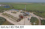 Carrying out repair of an oil well. Стоковое видео, видеограф Леонид Еремейчук / Фотобанк Лори
