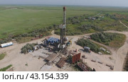 Carrying out repair of an oil well. Equipment of oil fields. Стоковое видео, видеограф Леонид Еремейчук / Фотобанк Лори