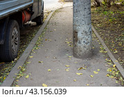 Бетонный столб установлен на пешеходном тротуаре, город Воронеж (2023 год). Стоковое фото, фотограф Вячеслав Палес / Фотобанк Лори