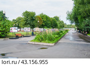 Информационные стенды на аллее в ЦПКиО им. Горького в Москве (2018 год). Редакционное фото, фотограф Алёшина Оксана / Фотобанк Лори