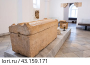 Ancient Roman sarcophagus in Bardo National Museum, Tunis (2024 год). Редакционное фото, фотограф Яков Филимонов / Фотобанк Лори