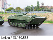 Военная техника, плавающая гусеничная разведывательная машина БРМ-1К в парке на берегу Волги. Волгоград, Центральная набережная, Россия. (2022 год). Редакционное фото, фотограф Андрей Цыганков / Фотобанк Лори