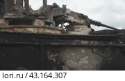 Turret part and US flag decal on Tank m1a1 Abrams (2024 год). Редакционное видео, видеограф Потийко Сергей / Фотобанк Лори