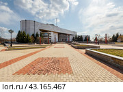 Театральная площадь, город Биробиджан, Еврейская автономная область, Дальний Восток России. Вид на здание Биробиджанской областной филармонии. Перед зданием установлены колонны со скульптурами Аполлона и античных муз. (2023 год). Редакционное фото, фотограф Андрей Степанов / Фотобанк Лори