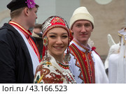 Пара из республики Марий Эл принимает участие во Всероссийском свадебном фестивале, во время шествия от арки главного входа ВДНХ до главной уличной сцены выставки-форума "Россия" в городе Москве, Россия (2024 год). Редакционное фото, фотограф Николай Винокуров / Фотобанк Лори