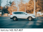 Honda CR-V driving fast on city road with blurred background. Редакционное фото, фотограф Константин Григорьев / Фотобанк Лори