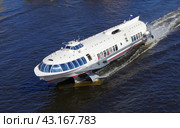 Судно на подводных крыльях "Метеор-158" идёт по реке Малая Нева, Санкт-Петербург (2018 год). Редакционное фото, фотограф Алексей Иванов / Фотобанк Лори